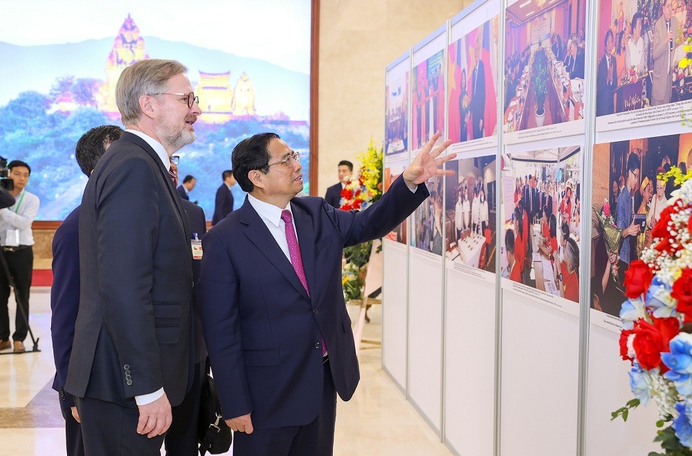 Prime Minister Pham Minh Chinh introduced to Prime Minister Petr Fiala some pictures of the relationship between the two countries. Photo: VGP