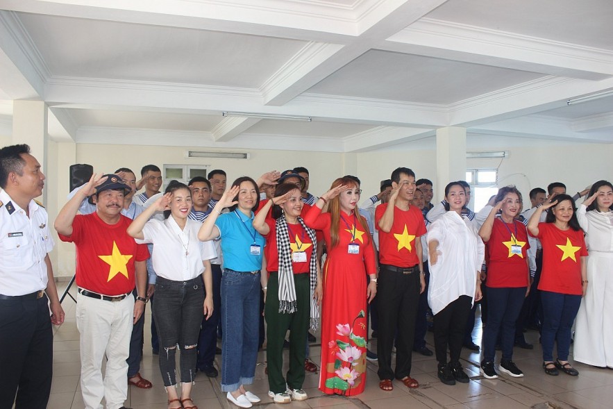 Overseas Vietnamese Visit Truong Sa Island District, DK1 Platform