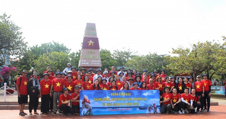 Overseas Vietnamese Visit Truong Sa Island District, DK1 Platform