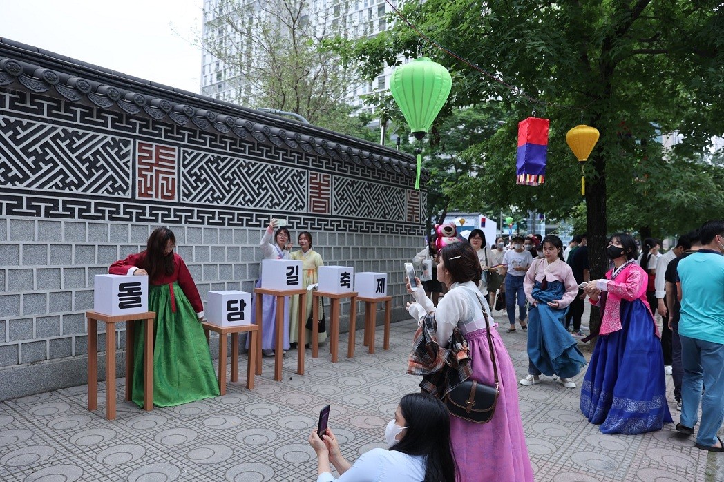 guests will have the chance to don the traditional costume Hanbok.