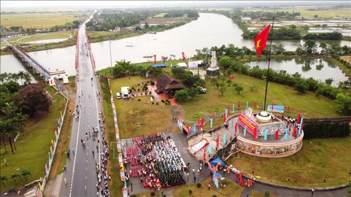 Vietnam News Today (May 1): Flag Raising Marks 48 Years of Vietnam National Reunification