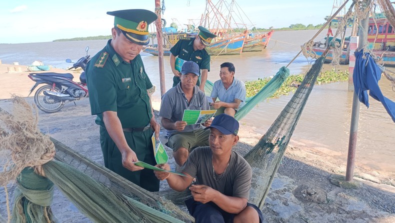 Thai Binh Border Guard Supports Fishermen at Sea