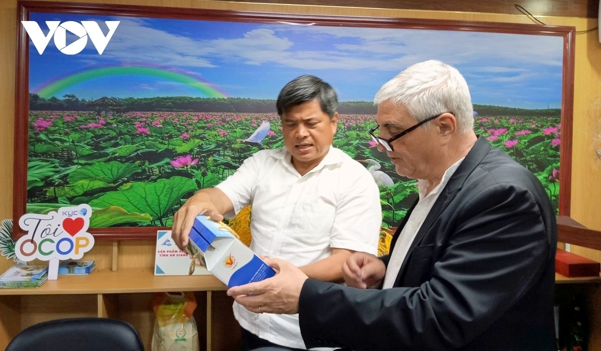 Deputy Minister of Agriculture and Rural Development Tran Thanh Nam introduces Vietnam's OCOP products. Source: VOV