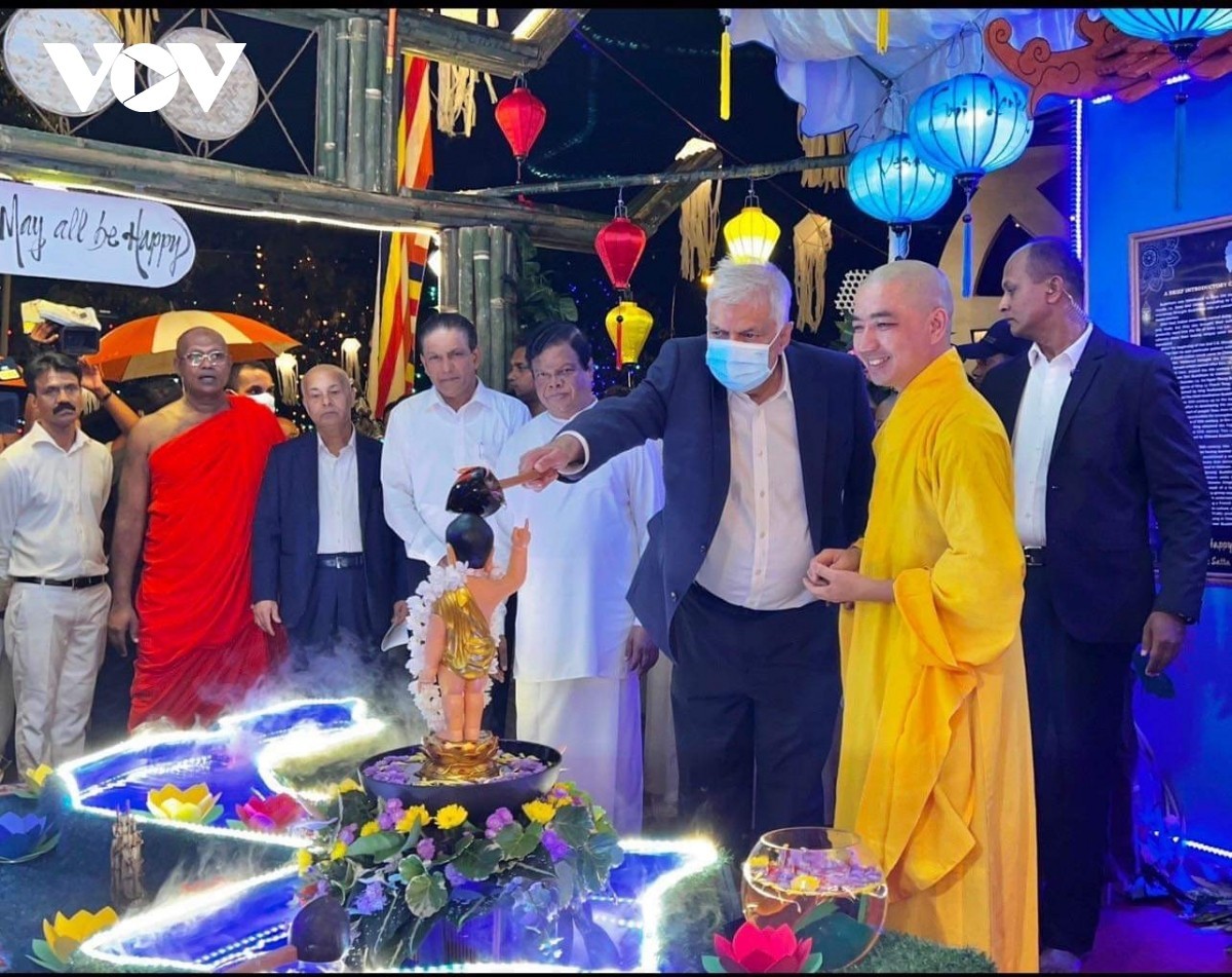 Sri Lankan President Ranil Wickremensinghe conduct the rite of bathing the Buddha at the  Vietnamese pavillion. Photo: VOV