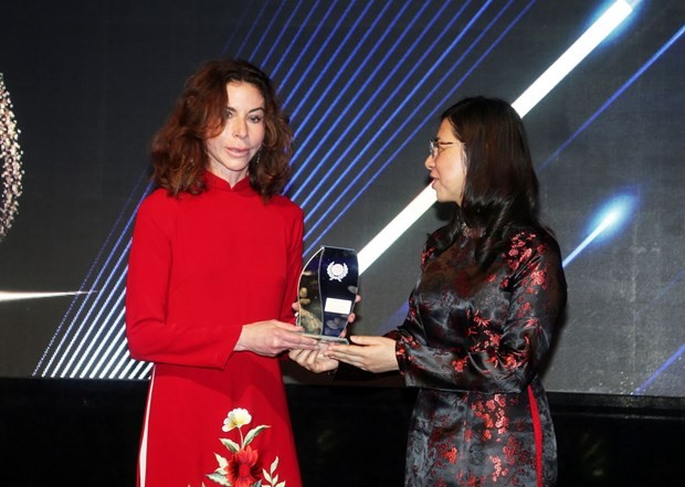 Katrin Kandel, CEO of Facing the World receives the Inspiring Global Leader of the Year. Photo:VNA