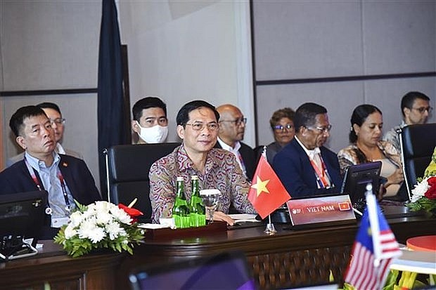 Minister of Foreign Affairs Bui Thanh Son (second from left) at the ASEAN Foreign Ministers’ Meeting in Indonesia (Photo: VNA)