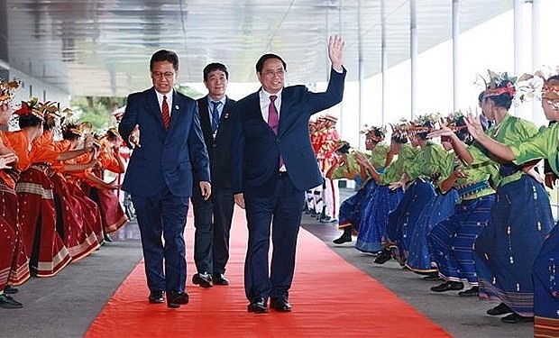Prime Minister Pham Minh Chinh is welcomed at Labuan Bajo airport on May 9. (Photo: VNA)