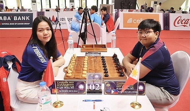 Vietnamse female chess player Doan Thi Hong Nhung (left) and Fillipo player Shania Mae Garcia Mendoza. (Photo: VNA)