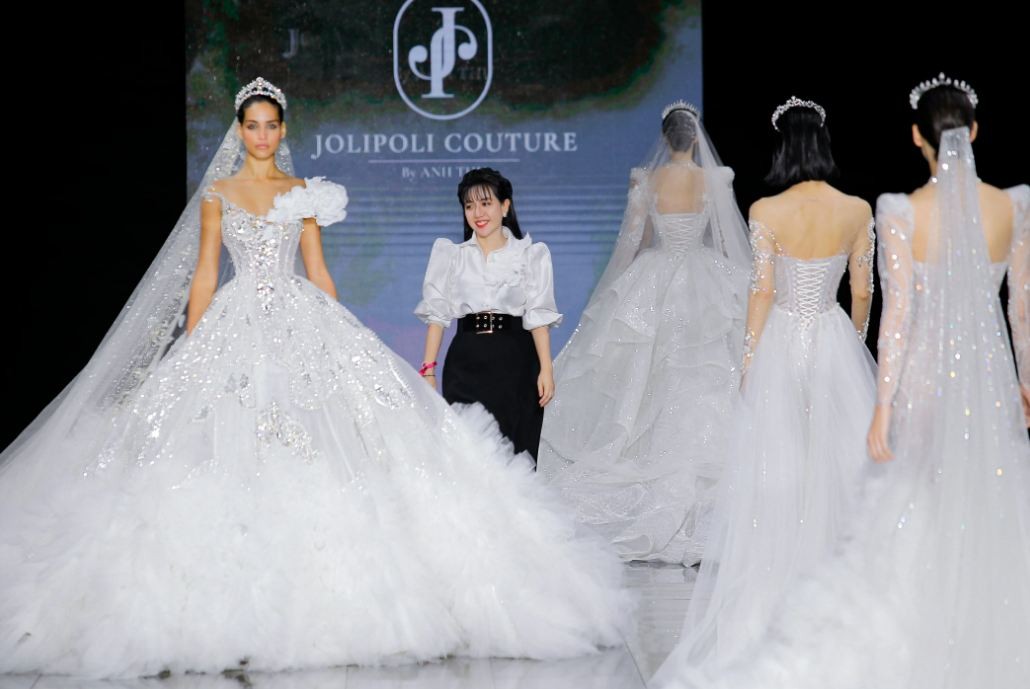 Vietnamese Designer Attracts Attention at Barcelona Bridal Fashion Week