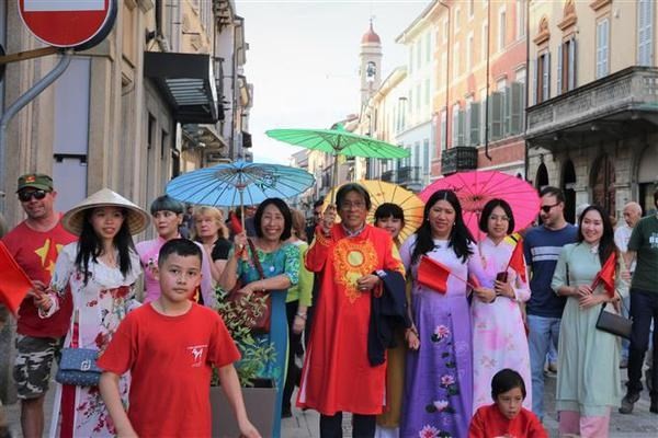 The Vietnamese delegation marching to the central square of Borgomanero during the festival. Photo: VNA