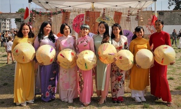 The Vietnamese art troupe at the event. Photo: VNA