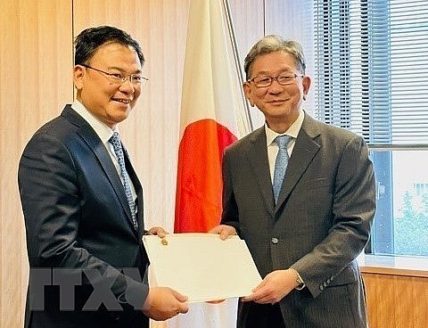 Vietnamese Ambassador Pham Quang Hieu presents a copy of President Vo Van Thuong’s credentials to Japanese Vice Minister for Foreign Affairs Takeo Mori. (Photo: VNA)