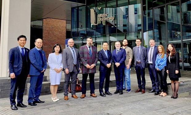 Ambassador Nguyen Hoang Long (6th from left) and lecturers of the Ulster University. Photo: VNA