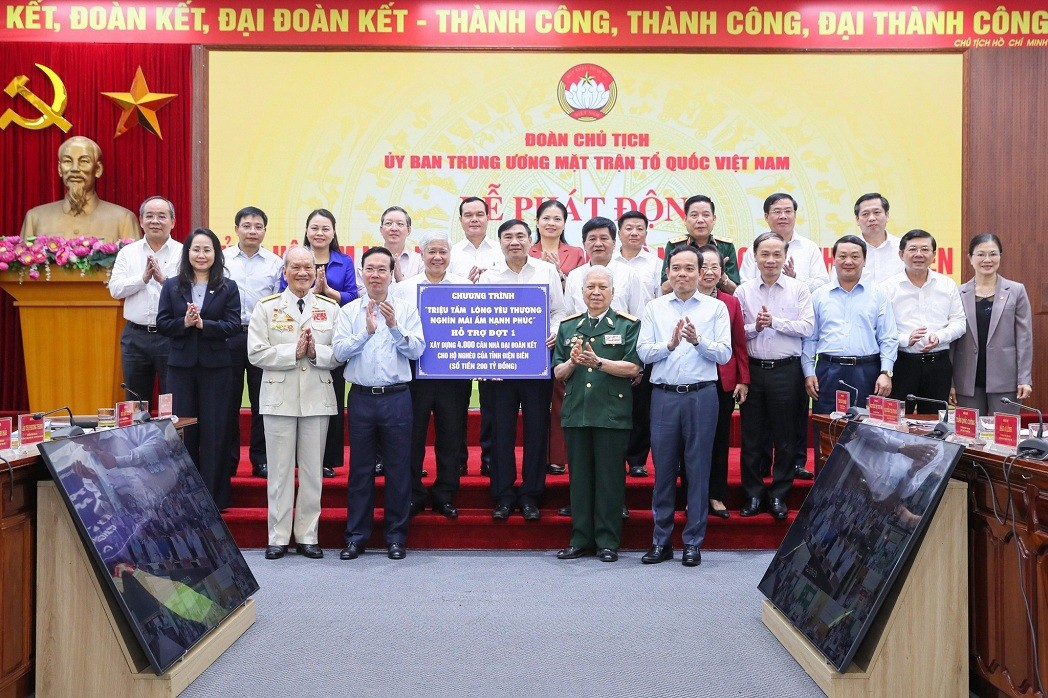President Vo Van Thuong (second from left, front) and delegates at the launching ceremony of the programme. (Photo: 