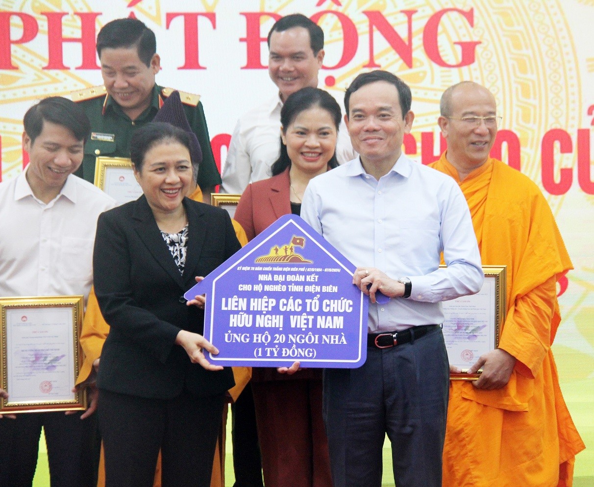 VUFO President Nguyen Phuong Nga hands over VND 1 billion to build 20 houses for poor households in Dien Bien province. Photo: Thanh Luan