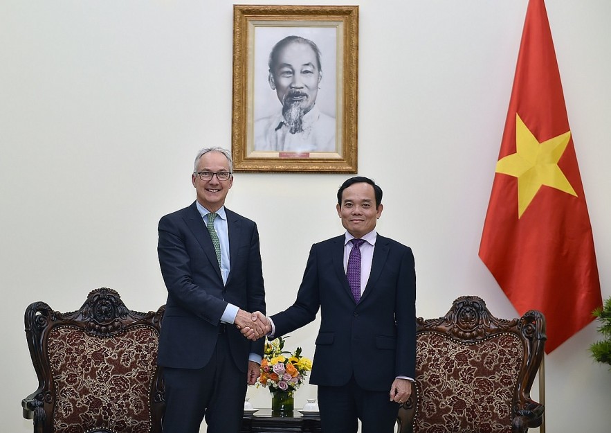 Deputy Prime Minister Tran Luu Quang welcomes the Australian Government's Special Envoy for Southeast Asia Nicholas Moore (Photo:VGP)