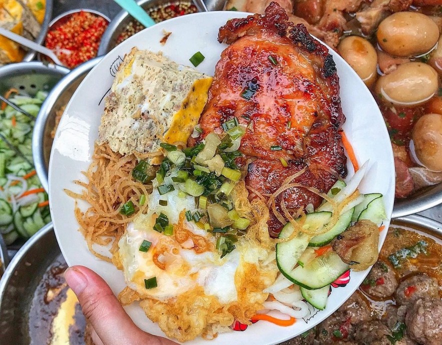 Broken rice is a famous dish loved by both Vietnamese and foreign tourists. Photo: Diadiemanuong