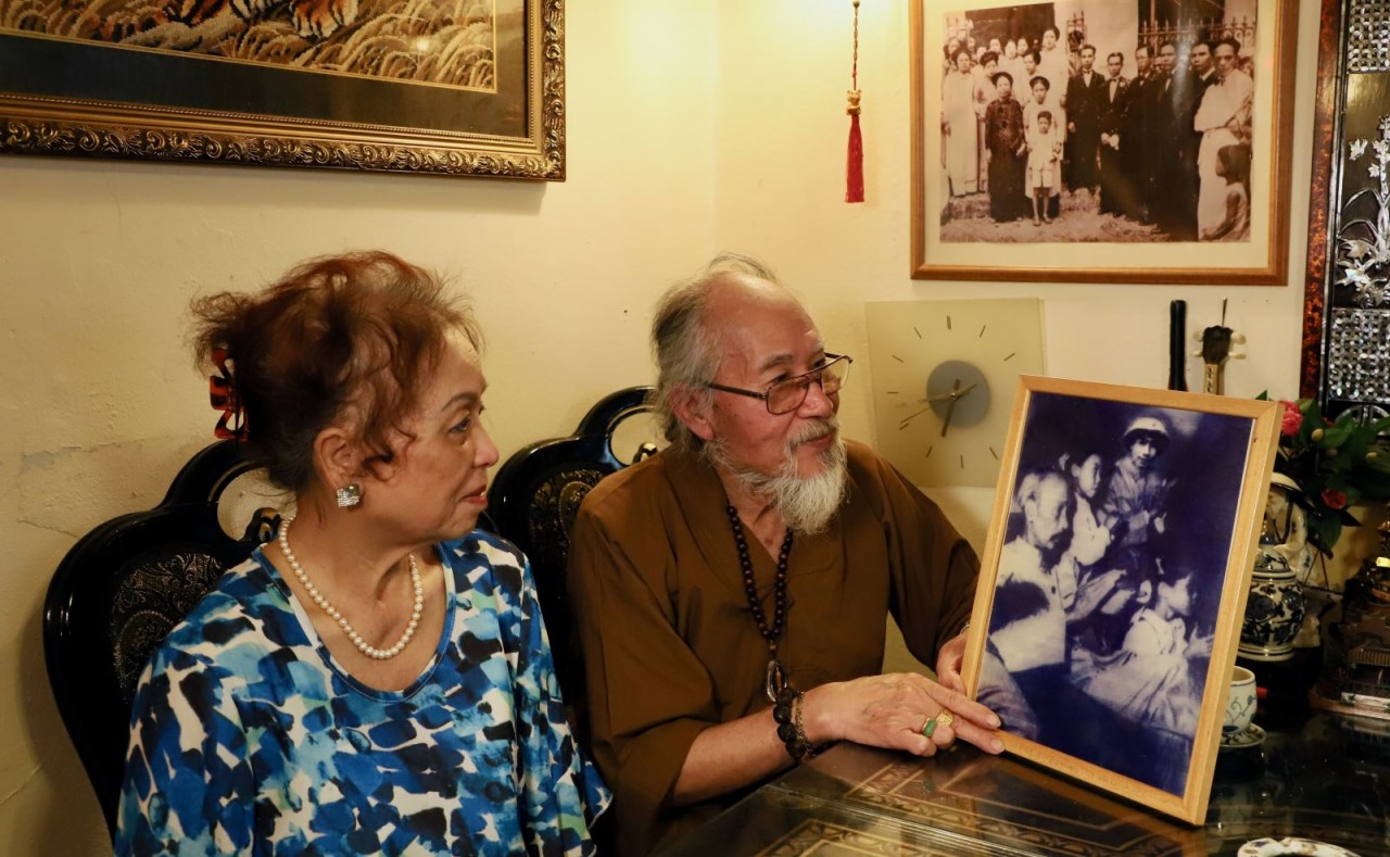 Poet Thanh Phan recalls the memory of the photo his father was honored to take with President Ho at the war zone. Photo: VNA