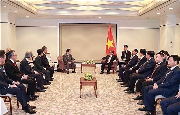 PM Pham Minh Chinh (R) receives representatives of the Japan - Vietnam Friendship Association of Hiroshima prefecture on May 19. (Photo: VNA)