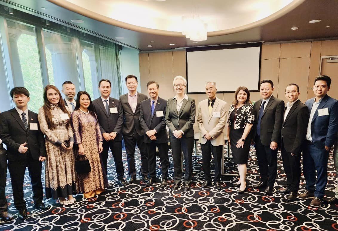 Governor of Oregon Governor Tina Kotek, Vietnamese Consul General in San Francisco Hoang Anh Tuan and delegates. Source: Vu Thanh Le