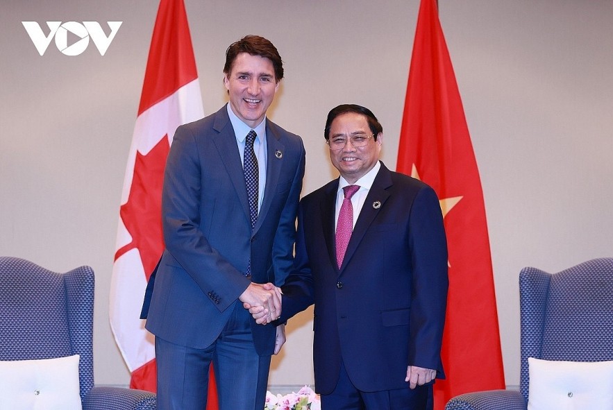 Prime Minister Pham Minh Chinh (R) meets with his Canadian counterpart Justin Trudeau.