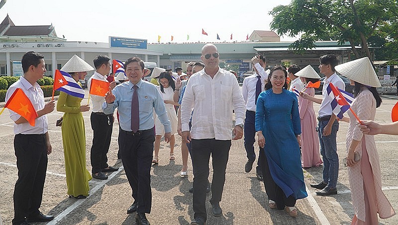 The high-ranking delegation of the Committee for the Protection of the Cuban Revolution visited Vietnam - Cuba Dong Hoi Friendship Hospital. Photo: Quang Binh Newspaper