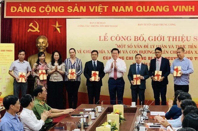 Book About Vietnam's Route to Socialism Introduced to International Friends