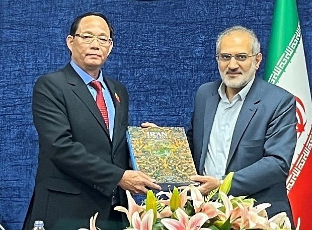 National Assembly Vice Chairman Tran Quang Phuong meets with Iranian Vice President Seyyed Mohammed Hosseini. (Photo: quochoi.vn)