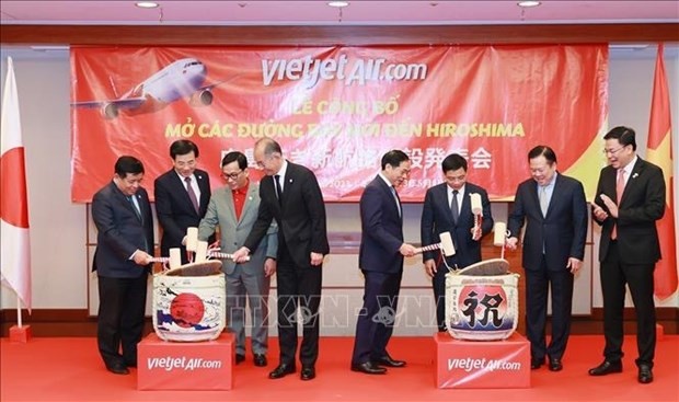 Delegates attend a ceremony to announce the first direct air route between Vietnam's capital city of Hanoi and Japan's Hiroshima prefecture on May 19. Photo: VNA