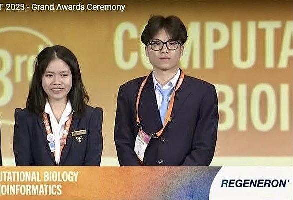 Nguyen Thi Mai Anh (L) and Nguyen Binh Giang from the High School for Gifted Students of the University of Science under the Vietnam National University, Hanoi (VNU) win the third prize at Regeneron ISEF 2023) Grand Awards (Photo: moet.gov.vn)