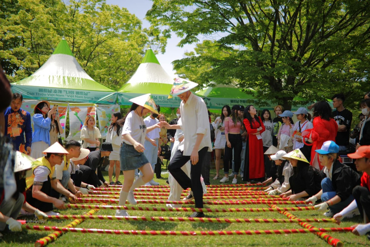 Visitors join Mua sap (a traditional dance of Vietnam). Source: Vietnamese Association in the RoK’s Gwangju-jeonnam region