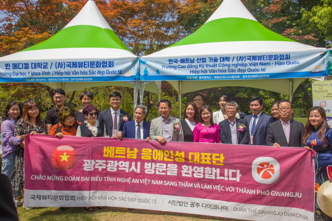 Delegates of Nghe An province visit the festival. Source: Vietnamese Association in the RoK’s Gwangju-jeonnam region