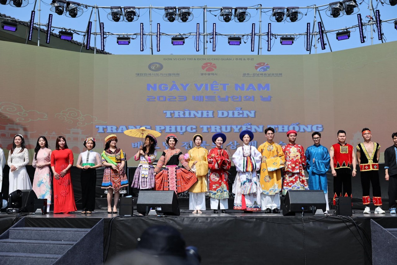 Traditional costumes shows. Source: Vietnamese Association in the RoK’s Gwangju-jeonnam region