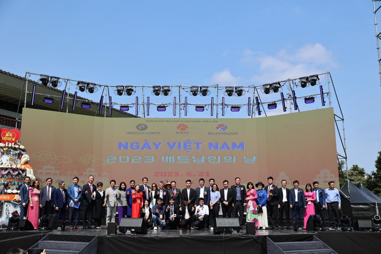 Delegates pose for a group photo. Source: Vietnamese Association in the RoK’s Gwangju-jeonnam region