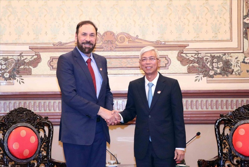 Vice Chairman of the Ho Chi Minh City People’s Committee Vo Van Hoan receieves Jagrup Brar, Minister of State for Trade at the Ministry of Jobs, Economic Development and Innovation in the Canadian province of British Columbia. Photo: VNA