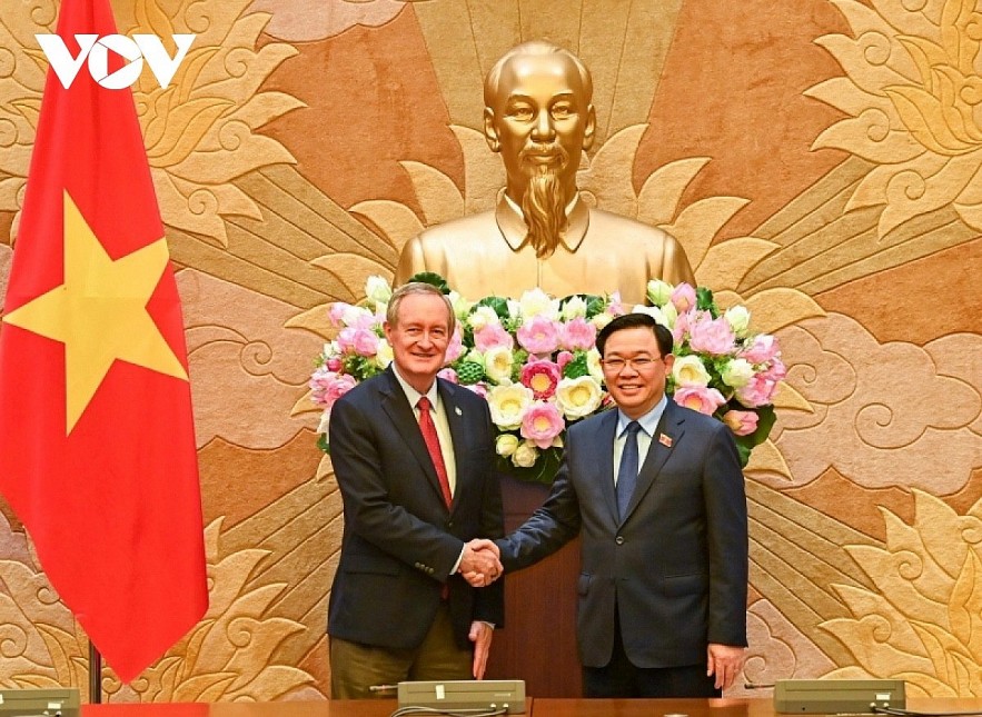 Vietnamese National Assembly Chairman Vuong Dinh Hue (R) receives US Senator Mike Crapo in Hanoi on May 26.