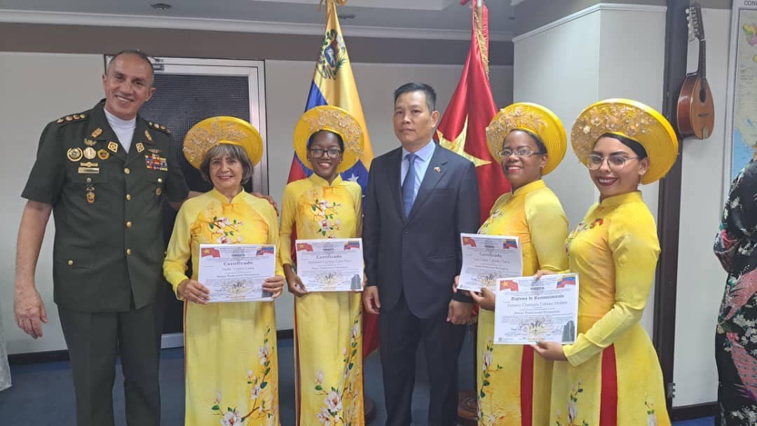 The Vietnamese ambassador hopes that the students will continue to help spread and promote the special dishes as well as the conical dances bearing the Vietnamese spirit and typical of the beauty of Vietnamese women to friends and people. Venezuela.