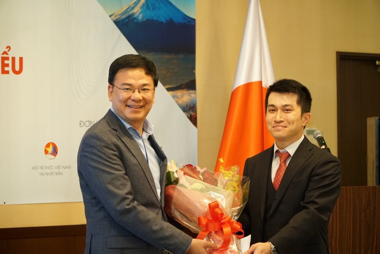 Ambassador Pham Quang Hieu presents flower to the event.