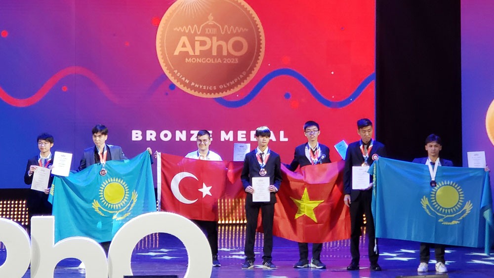 Vietnamese students win four bronze medals at Asia-Pacific. Photo: VNA