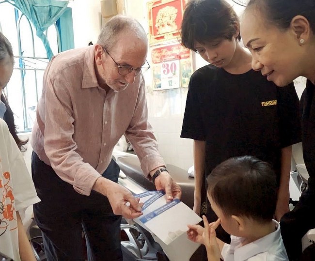 Tan Hiep Phat Group visits orphaned children supported by "Walking Forward With You" program