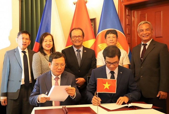 Union of Vietnamese People Associations in Europe Cooperates with Ton Duc Thang University
