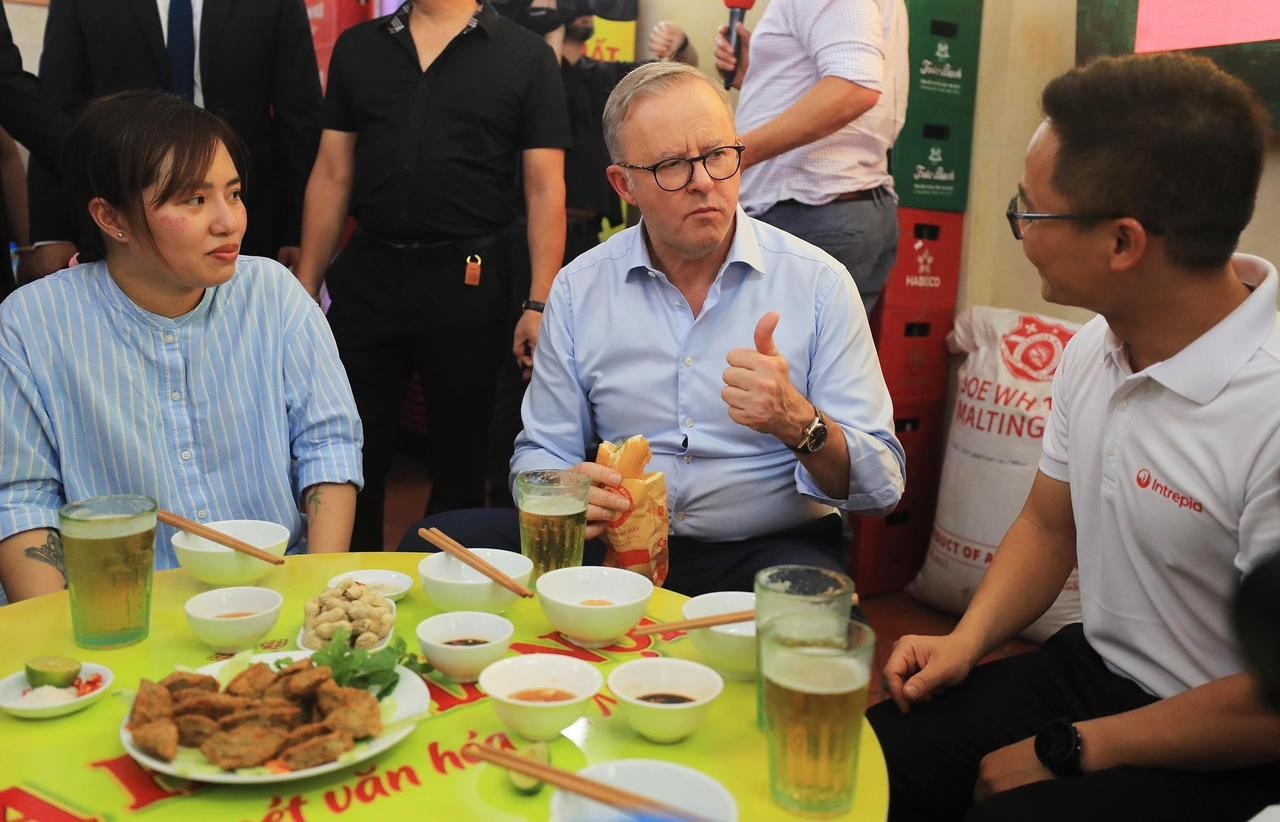 Australian PM Gets A Taste of Vietnamese Beer, Banh Mi