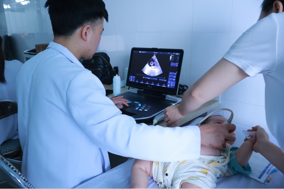 children in hai phong city receives free heart check up