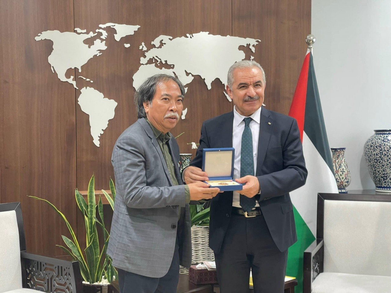 Vietnamese Poet Awarded Palestinian President's Medal for Outstanding Contributions
