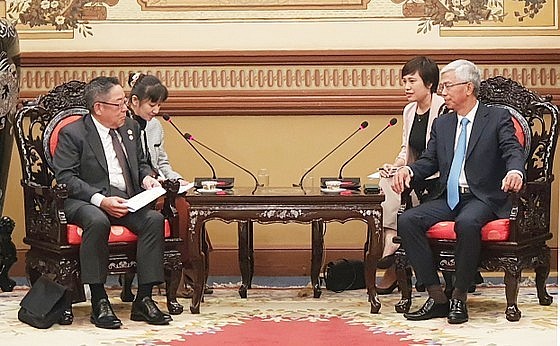Vice Chairman of Ho Chi Minh City People's Committee Vo Van Hoan receives JCCH Chairman Mizushima Kozo. Photo: sggp
