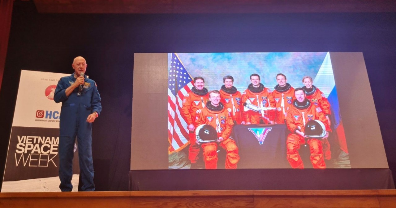 NASA Astronaut Inspires Vietnamese Youth