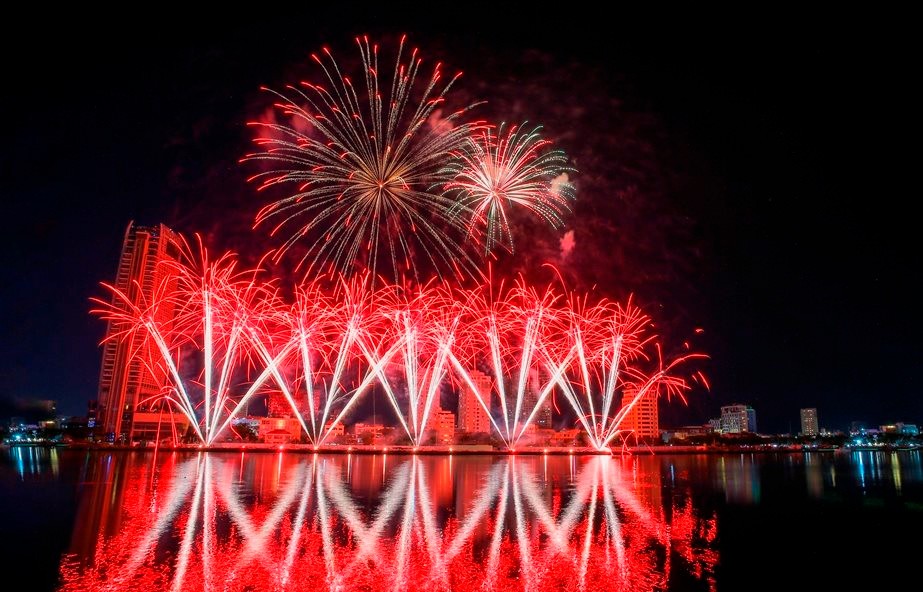 [Photo] Fantastic Firework Shows Light Up Da Nang Sky