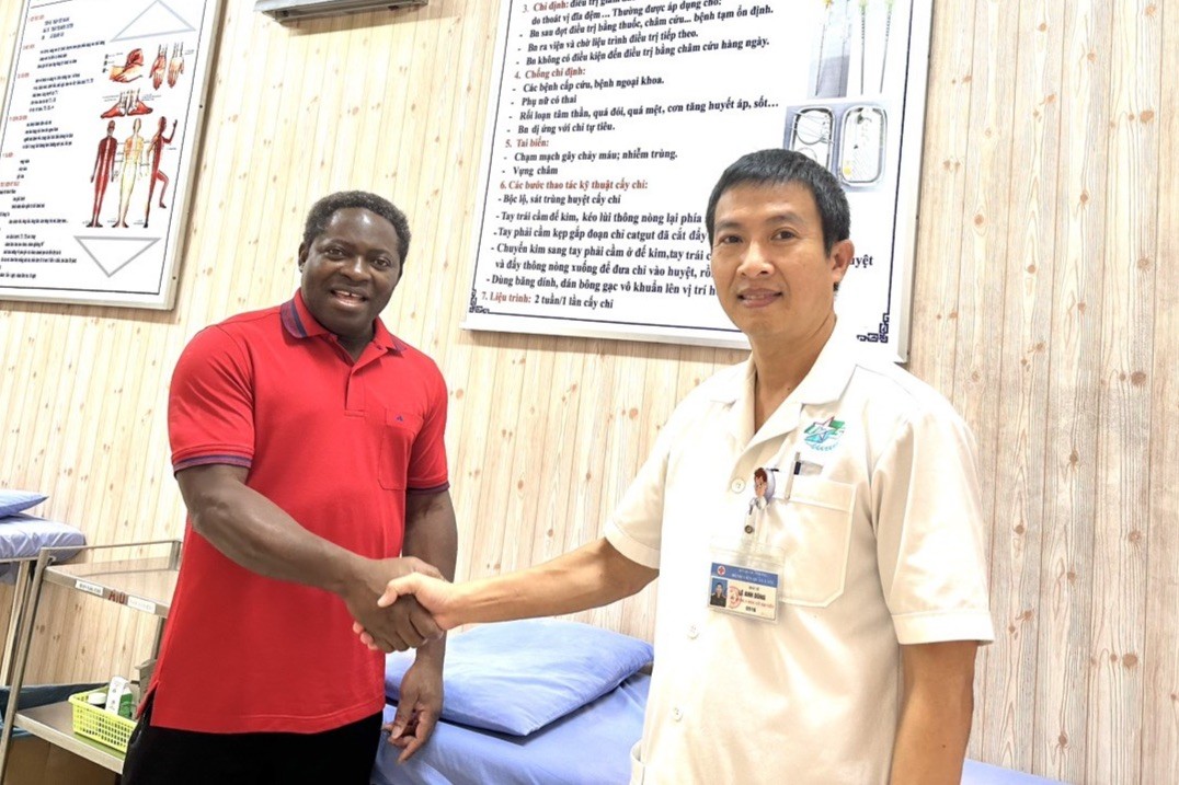 Vietnamese Doctors Treat Canadian Disabled Man of 8 Years