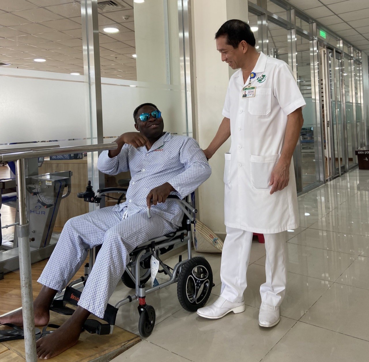 Vietnamese Doctors Treat Canadian Disabled Man of 8 Years