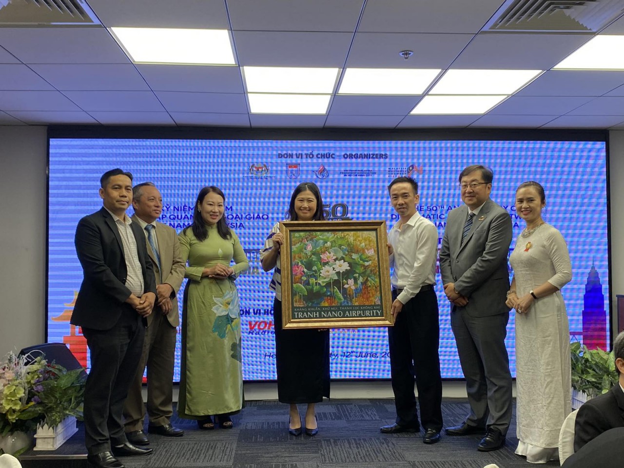 The second painting is presented to Consul General Wong Chia Chiann. Photo: HUFO